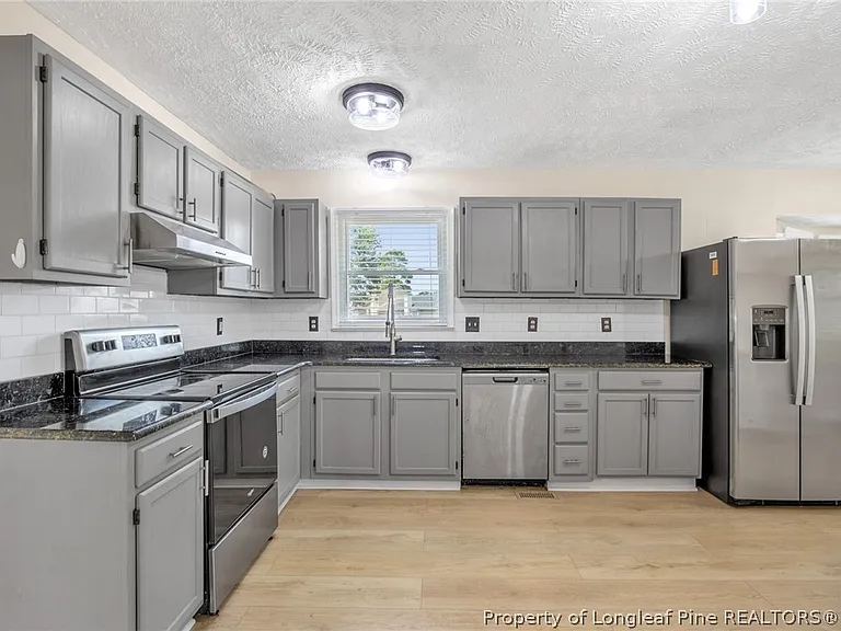 1931 Daphne Cir — Photo 10