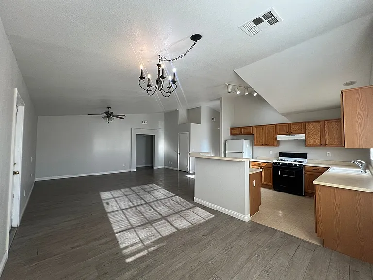 2708 Ganzo St — Photo 28