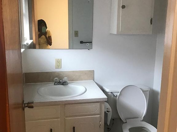 3rd image of 1216 Roundhill Dr