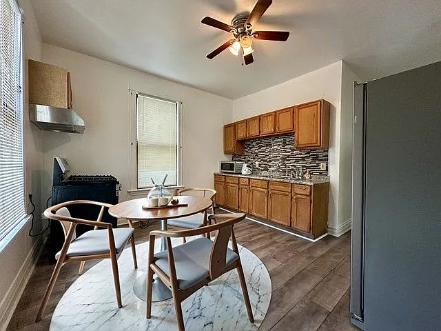 3 bed, 1.0 bath, 1104 sqft, $2,000 — Photo 3