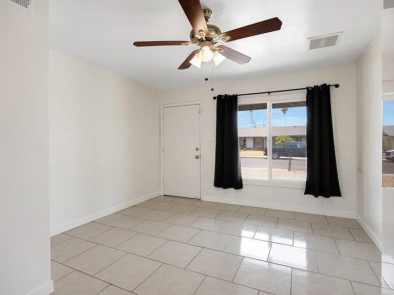 2056 W Des Moines Cir — Photo 34