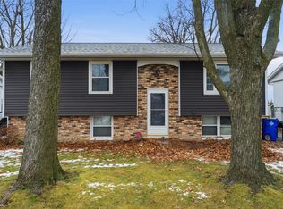 6807 Kingswood Ln NE, Cedar Rapids, IA 52402