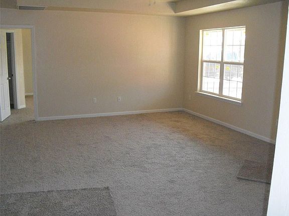 3rd image of 294 Oakridge Dr