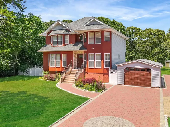 69 Hollywood Avenue, Selden, NY 11784