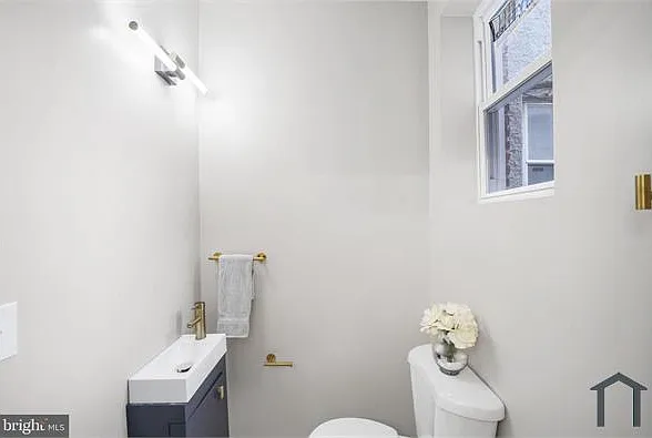 2402 Presbury St — Photo 12