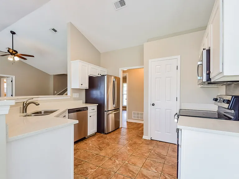 1720 Avery Cv — Photo 8