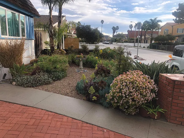 FRONT YARD STREET ACCESS