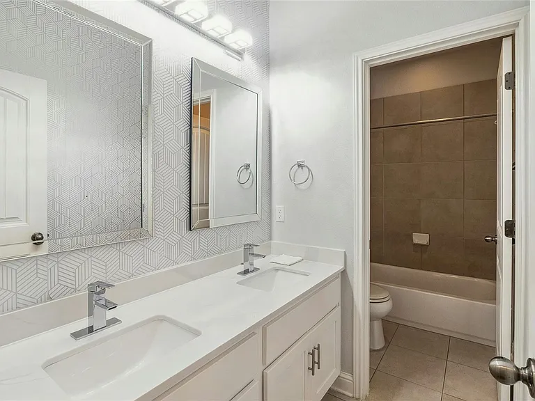 11813 Quintana Cv — Photo 17