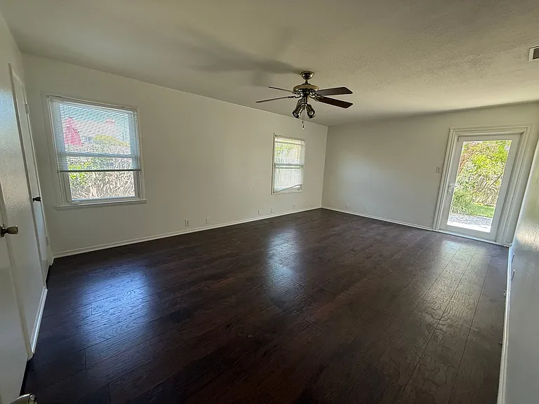 1815 N Westwood Ave — Photo 3