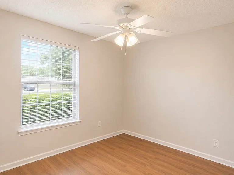 172 Reserve Cir #100 — Photo 9
