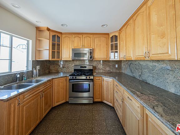 5th image of 666 W Doran St