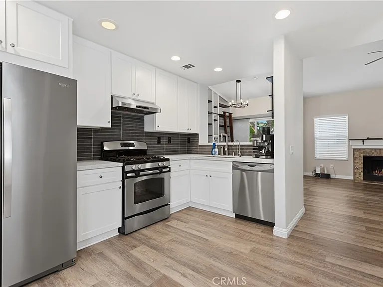 230 California Ct — Photo 16