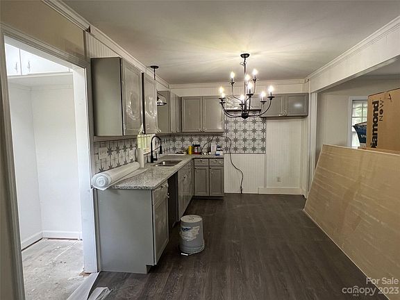4th image of 1012 E Maple Ave
