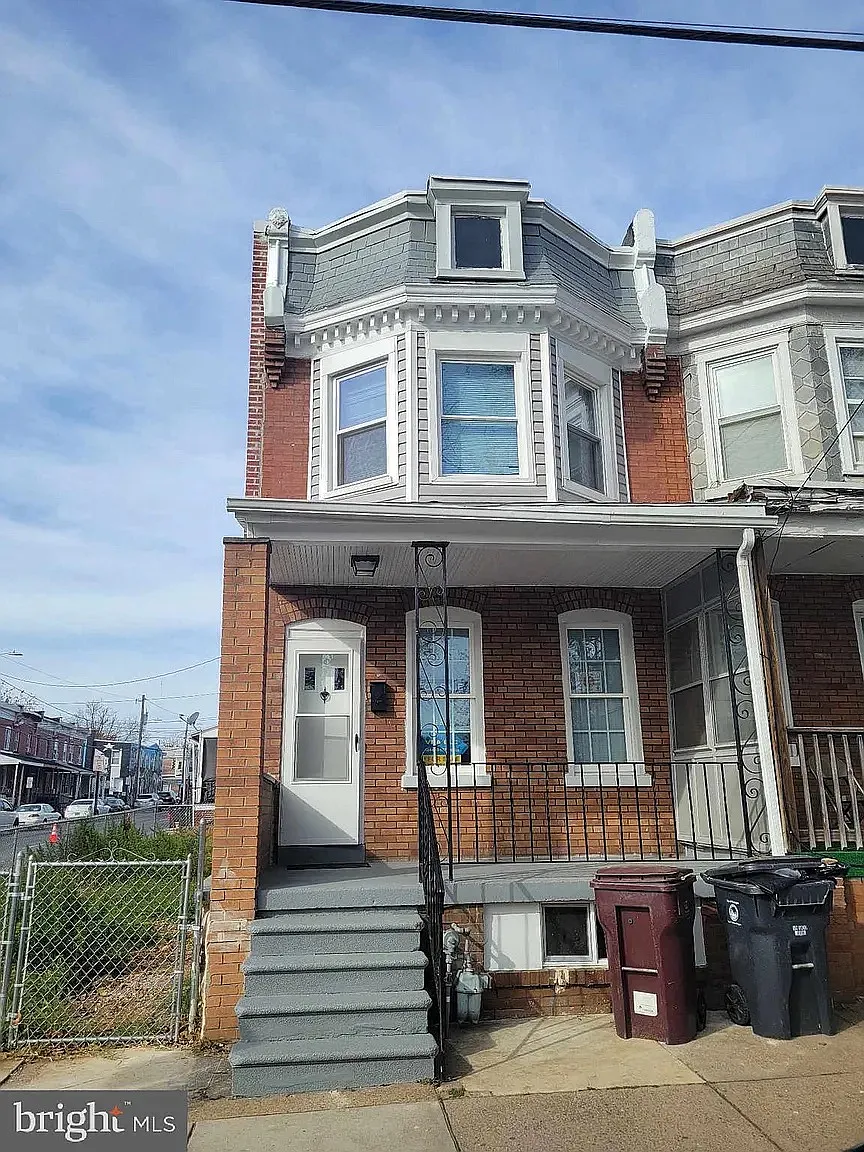 3 bed, 1300 sqft, $1,990 — Photo 1