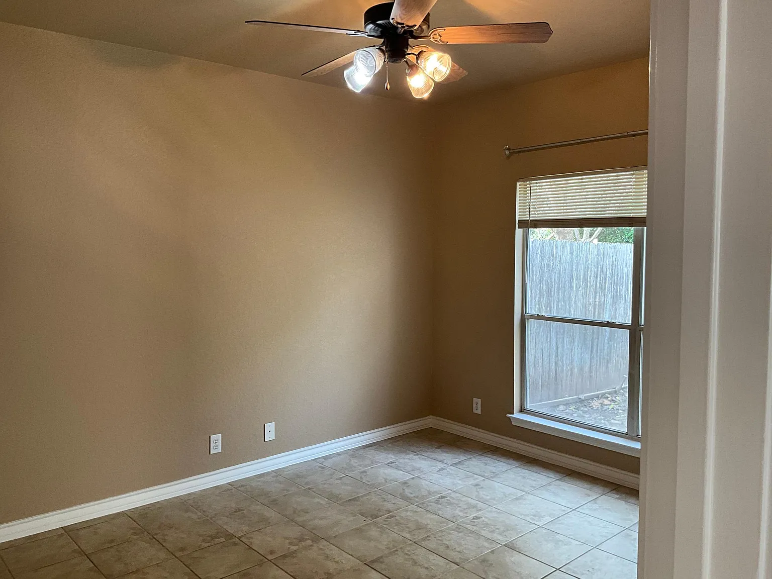 927 Misty Acres Dr — Photo 2