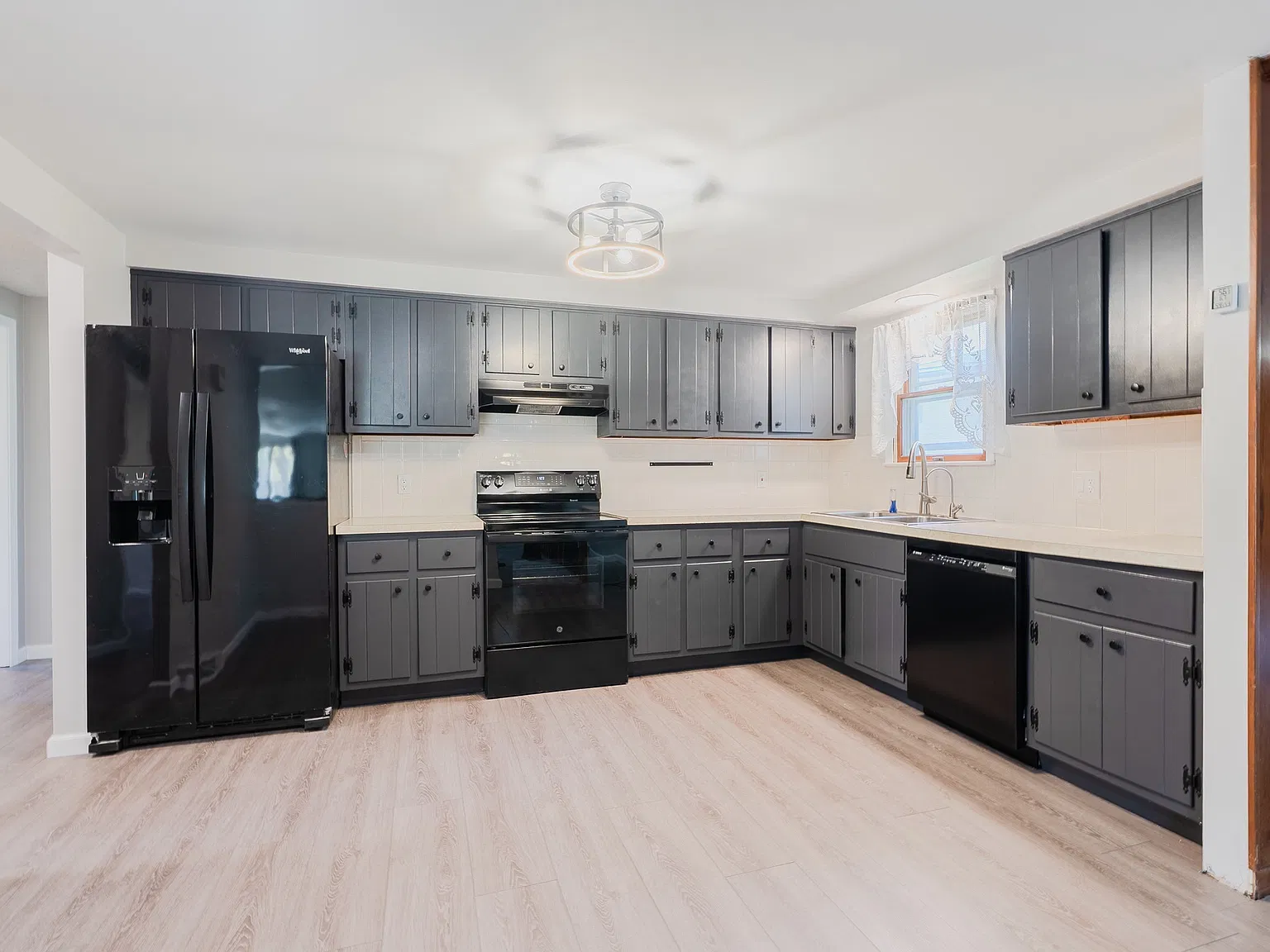 3 bed, 1660 sqft, $2,400 — Photo 3