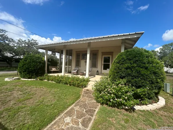 319 S ORANGE, Sabinal, TX 78881