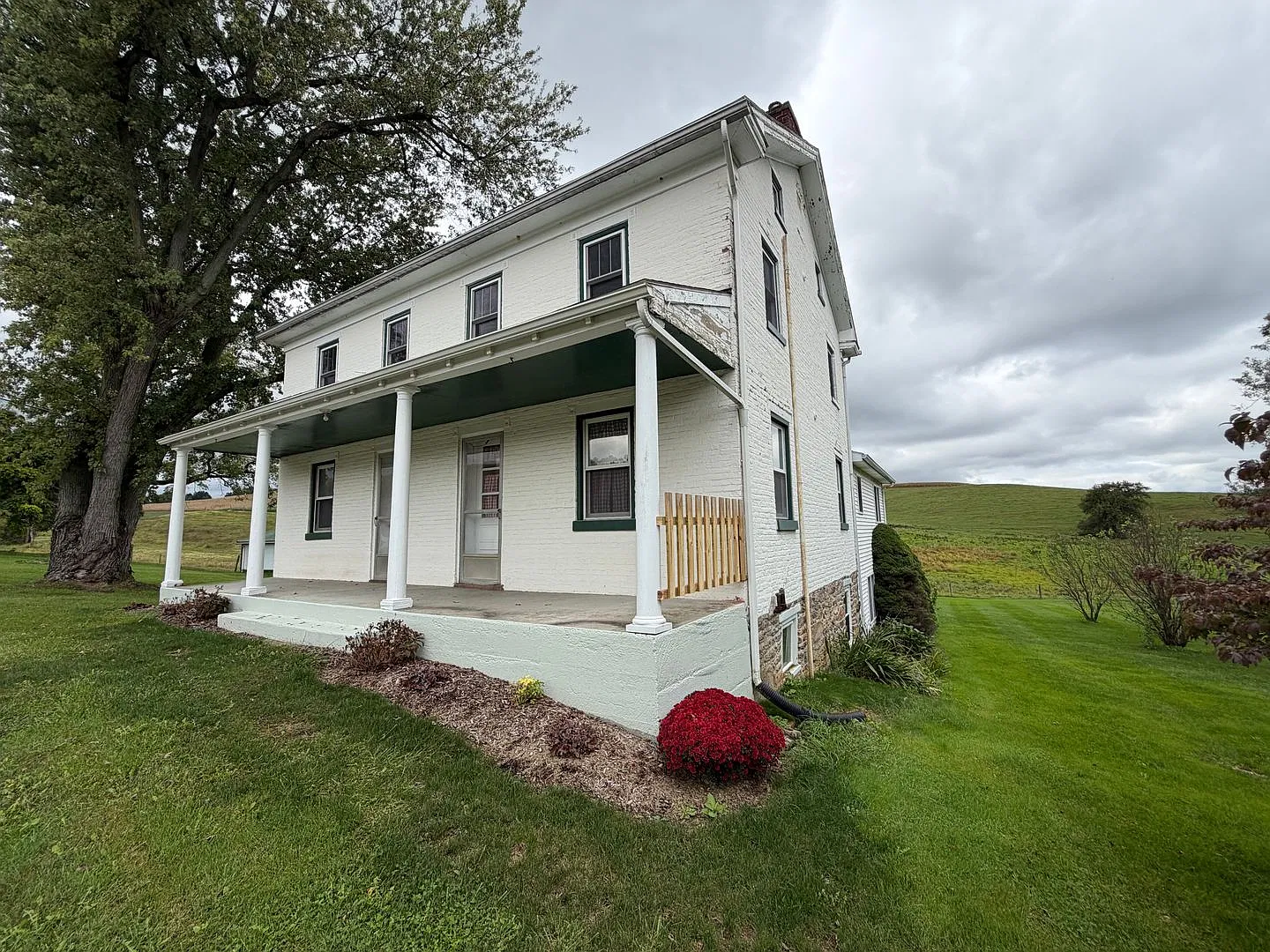 404 W. Springfield Rd. Farmhouse 4 Bedrooms | 2 Bathrooms | 3,468 Sq. Ft. — Photo 4