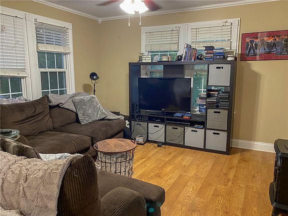 3rd image of 209 Helen St