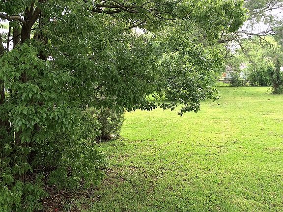 5th image of 122 Pecan St