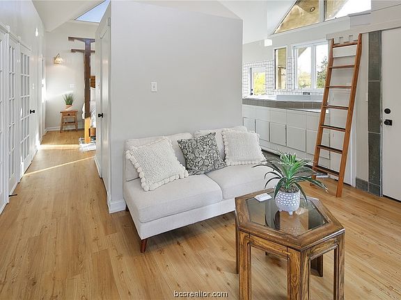4th image of 1015 E 24th St