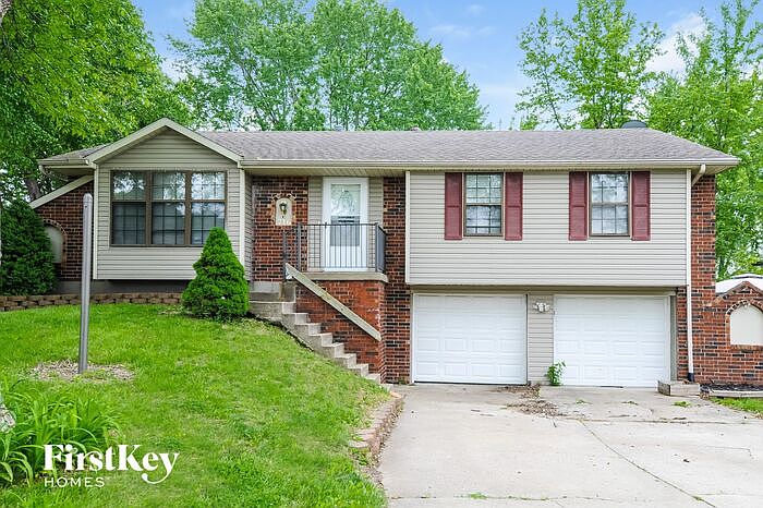 1st image of 716 NW Cambridge Ct