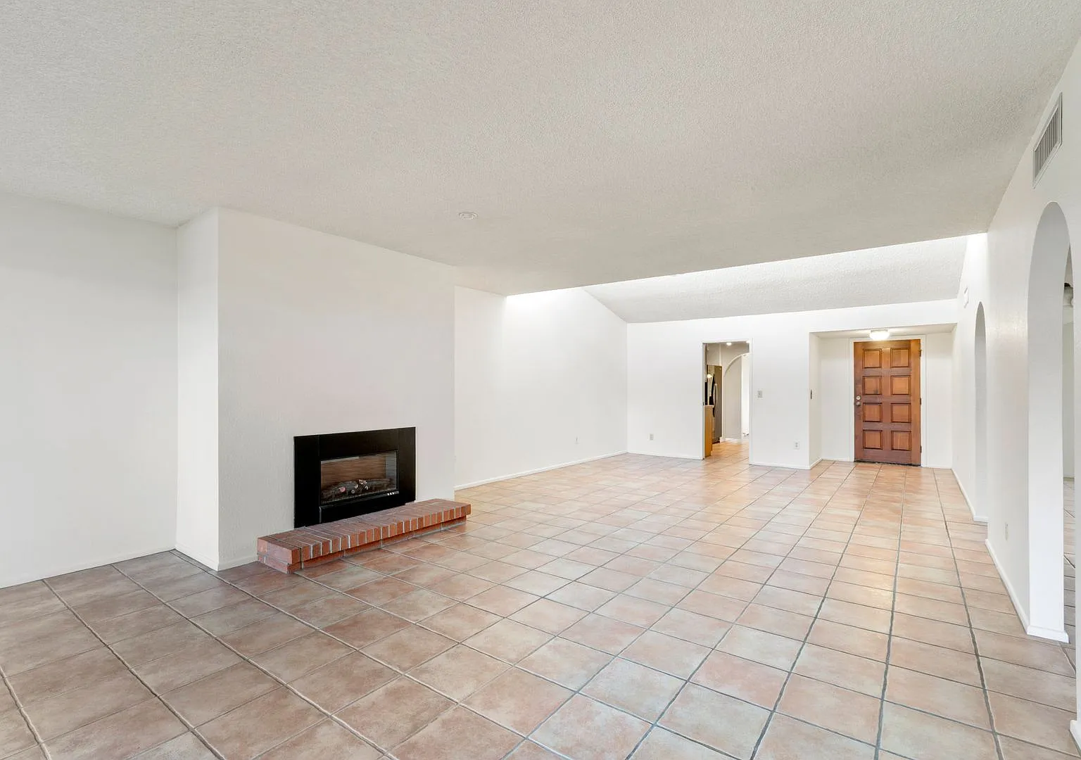 Spacious Condo! 2 Large Bedrooms + Bonus Room In Central Tucson — Photo 4