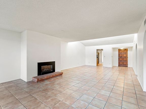 4th image of 524 N Dodge Blvd