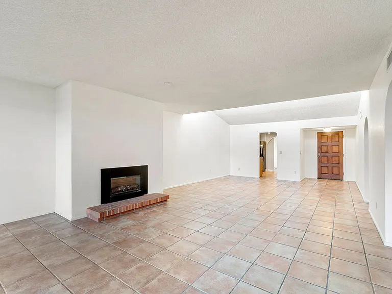 524 N Dodge Blvd — Photo 6