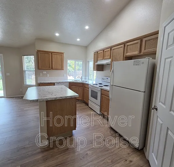 378 E Washakie St — Photo 3