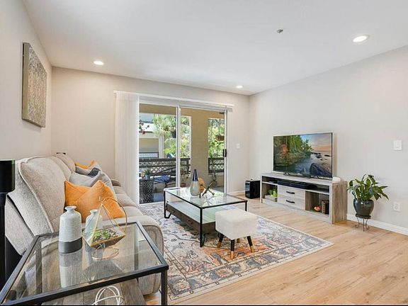 5th image of 414 Galleria Dr APT 2