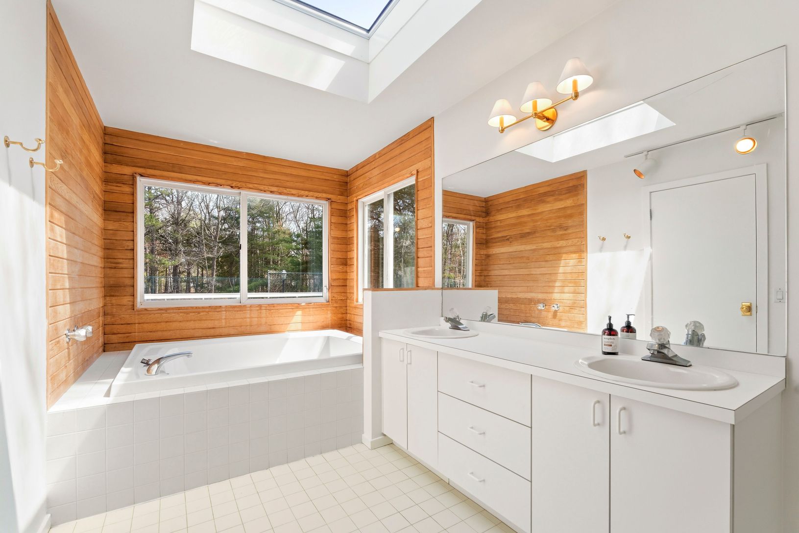  Primary suite bath 