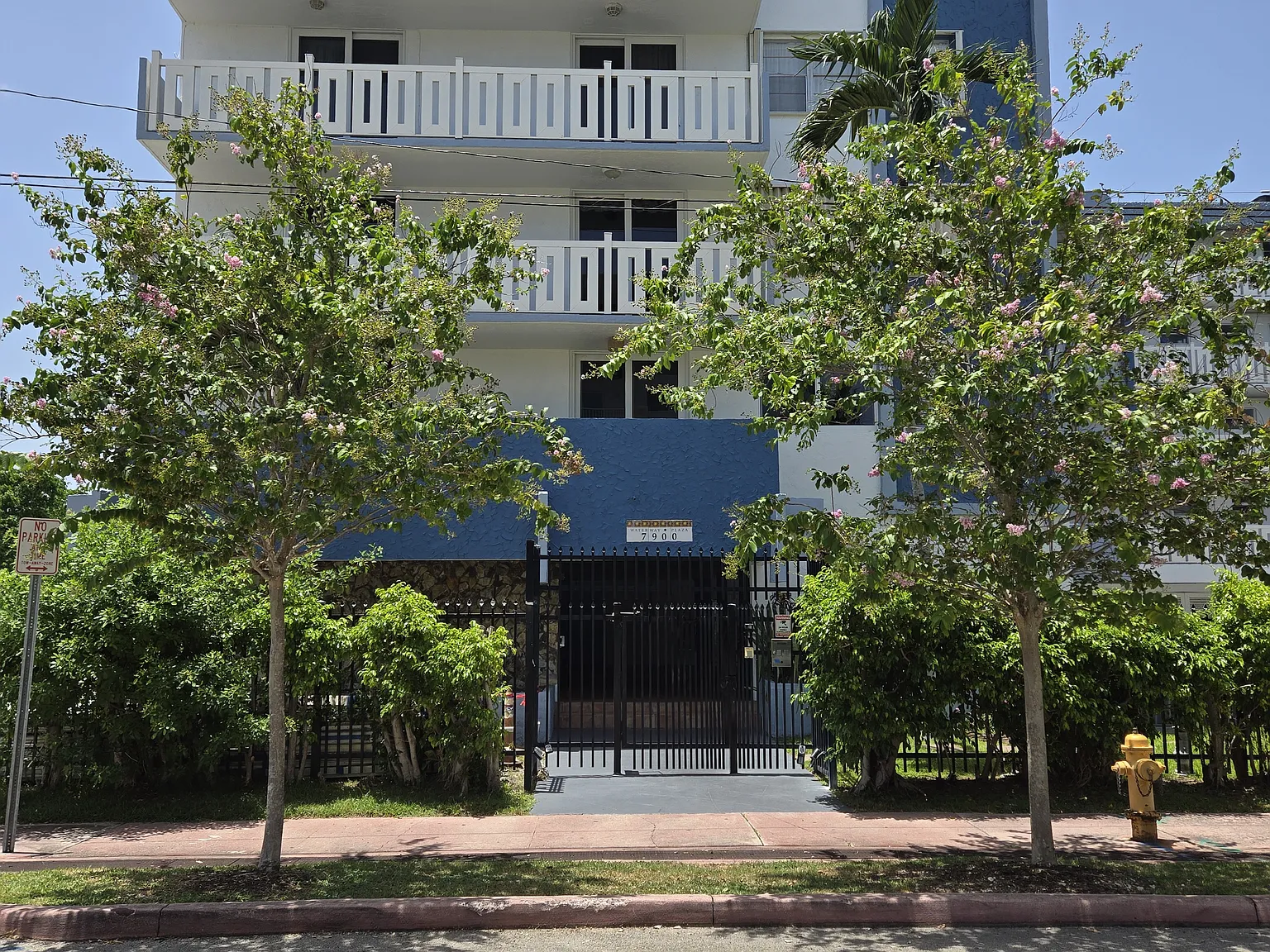 1 bed, 1.5 bath, 855 sqft, $2,150 — Photo 2