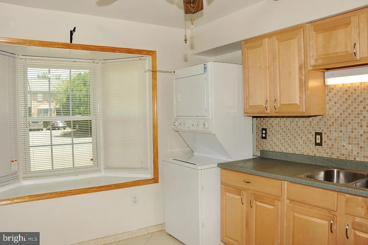 3 bed, 2.5 bath, 1320 sqft, $2,700 — Photo 3