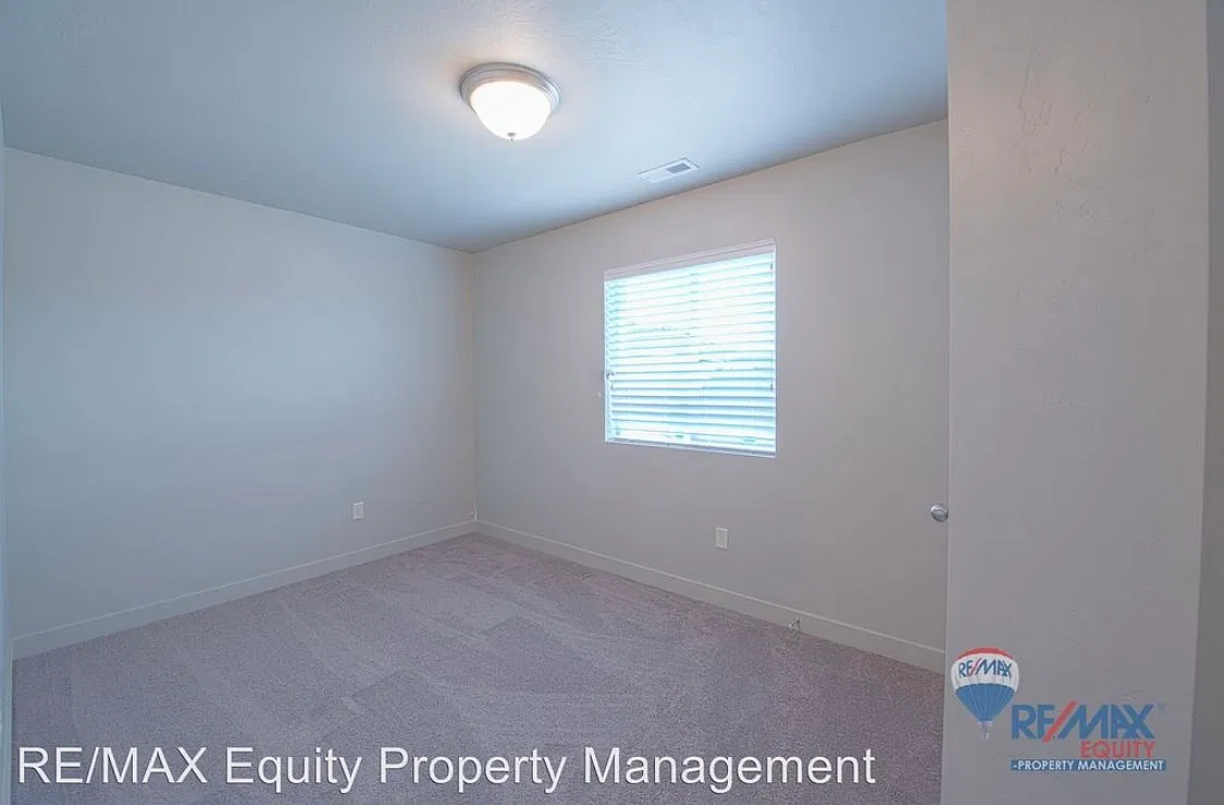 3 bed, 2.5 bath, 1772 sqft, $1,900 — Photo 2