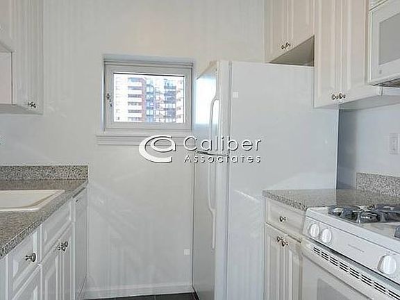 3rd image of 350 W 43rd St APT 27D
