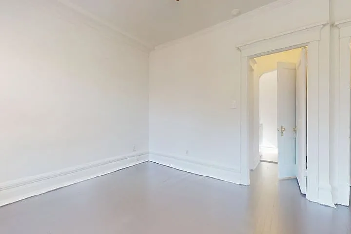 918 E. Hyde Park Boulevard — Photo 10