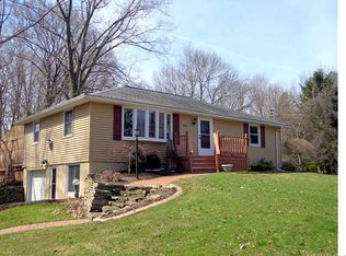 647 Oakridge Dr, East Aurora, NY 14052