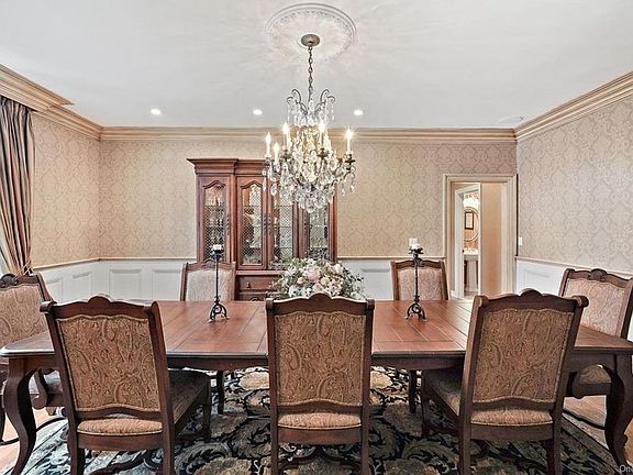5th image of 2 Silver Springs Ct
