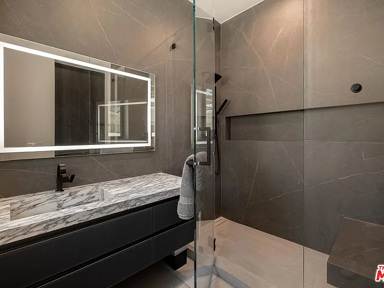 621 N Rodeo Dr — Photo 13