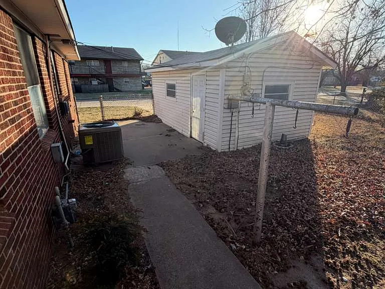 4401 N Rockwell Ave — Photo 6