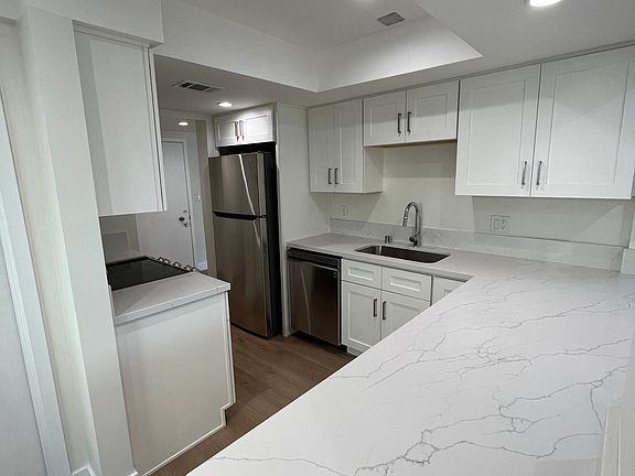 5th image of 704 E Olive Ave