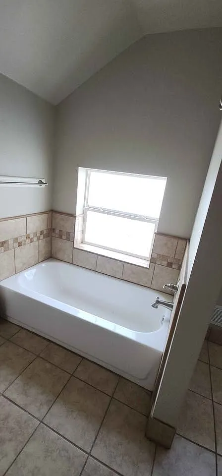 4 bed, 3.0 bath, $2,000 — Photo 2