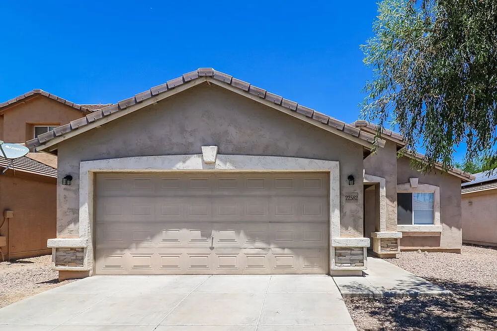 3 bed, 2.0 bath, 1424 sqft, $1,785 — Photo 1
