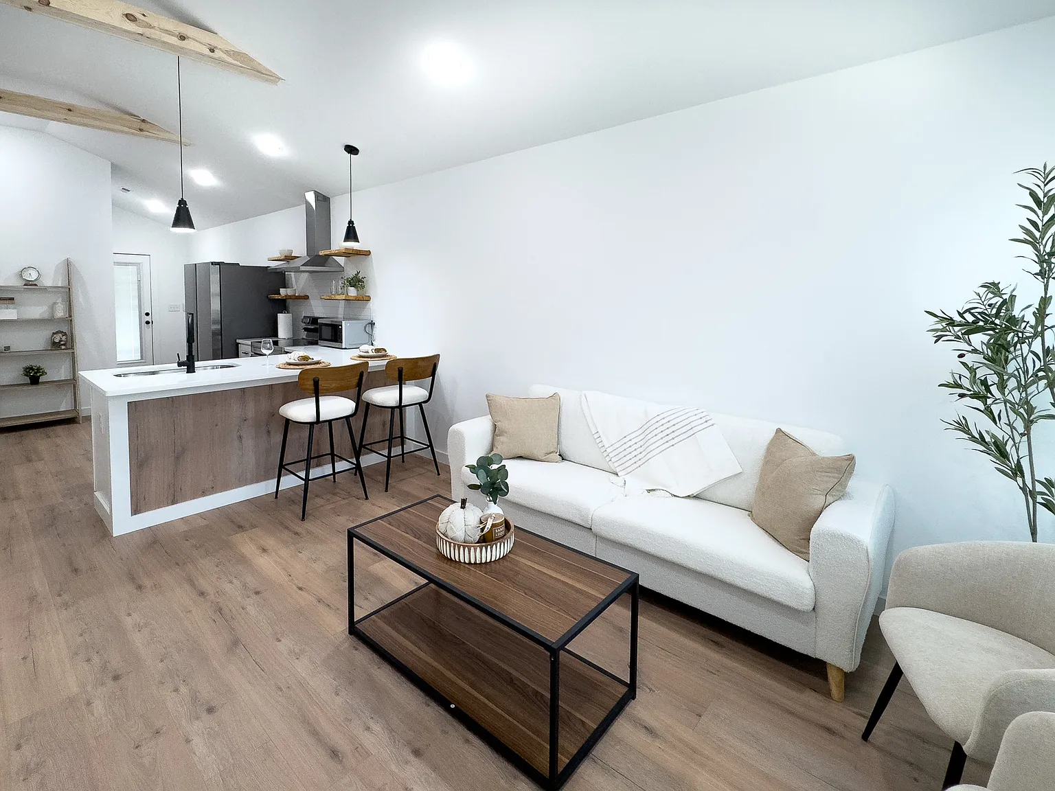 2 bed, 750 sqft, $1,350 — Photo 4