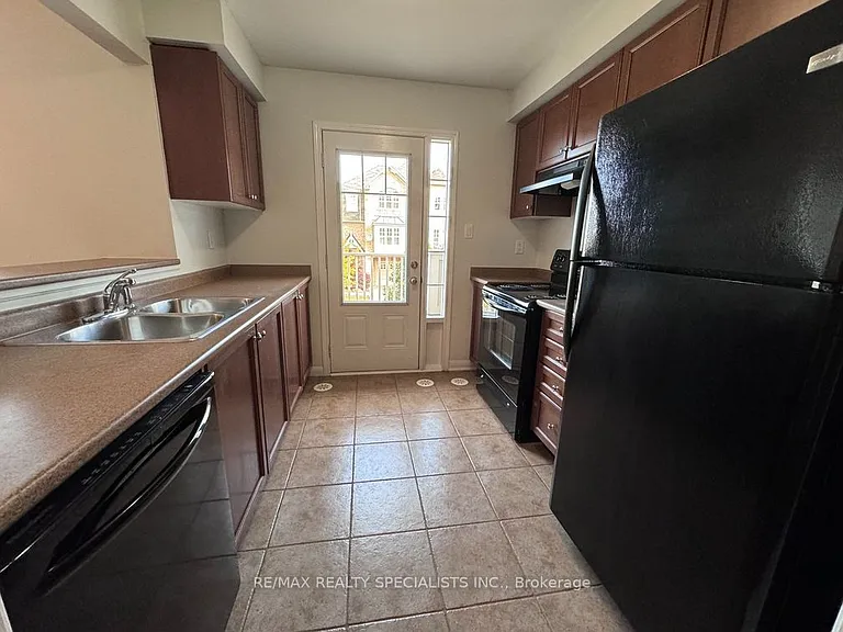 829 Fowles Ct — Photo 2