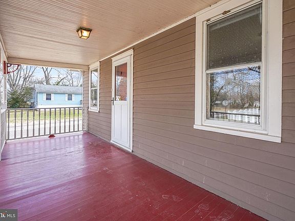 4th image of 501 Maple St