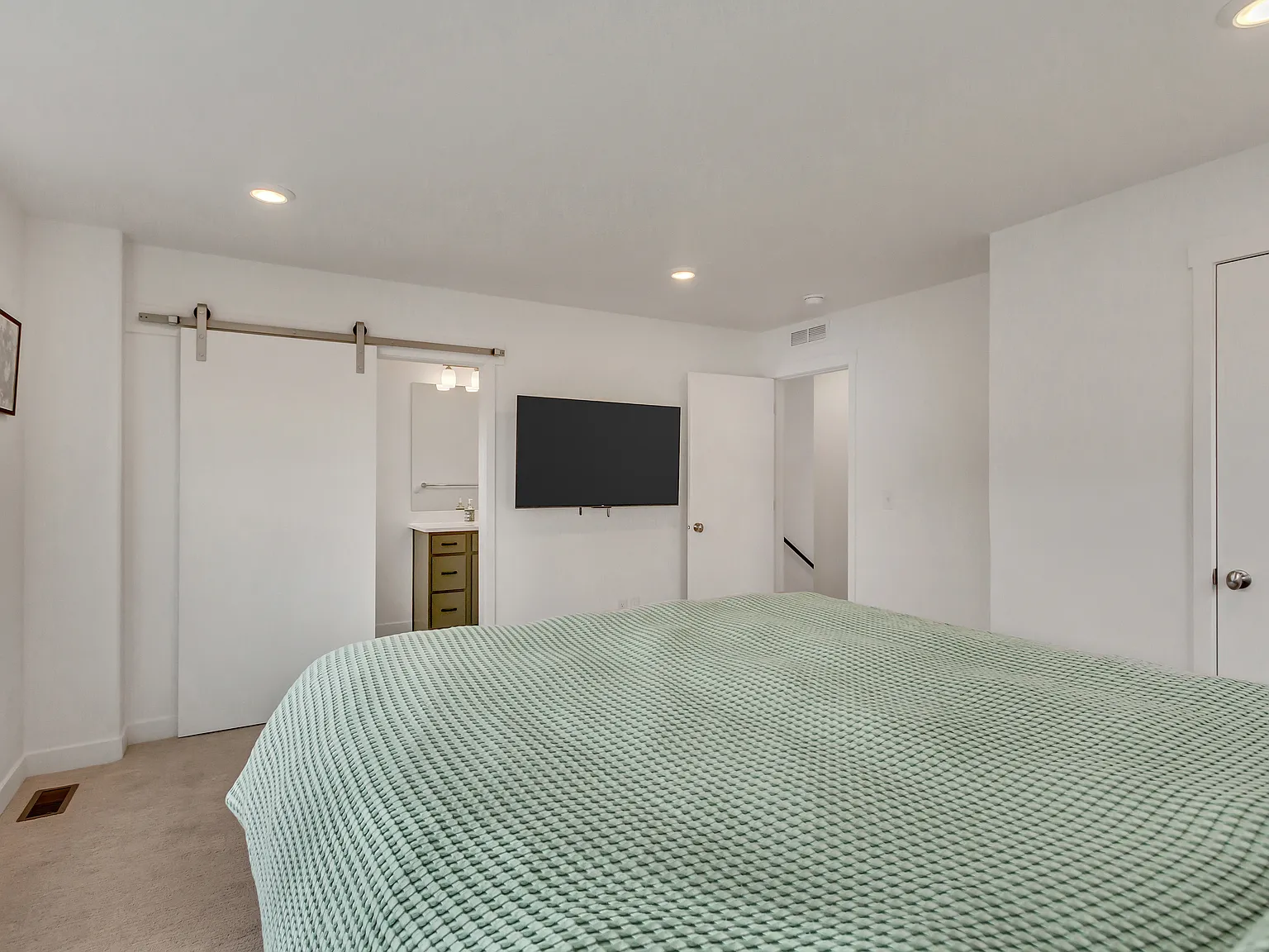 2 bed, $3,950 — Photo 2