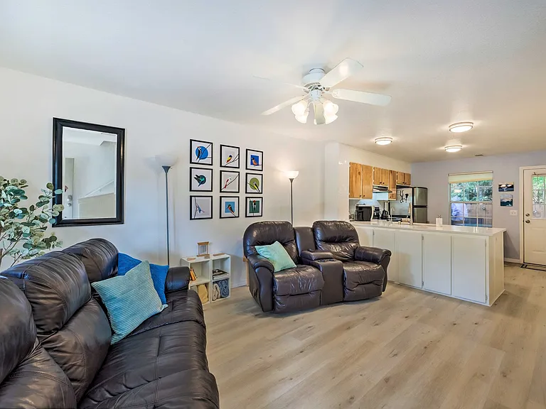 1128 N Iron Horse Dr — Photo 2