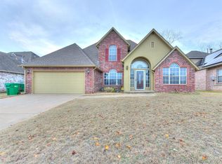 302 Woodview Ln, Sapulpa, OK 74066